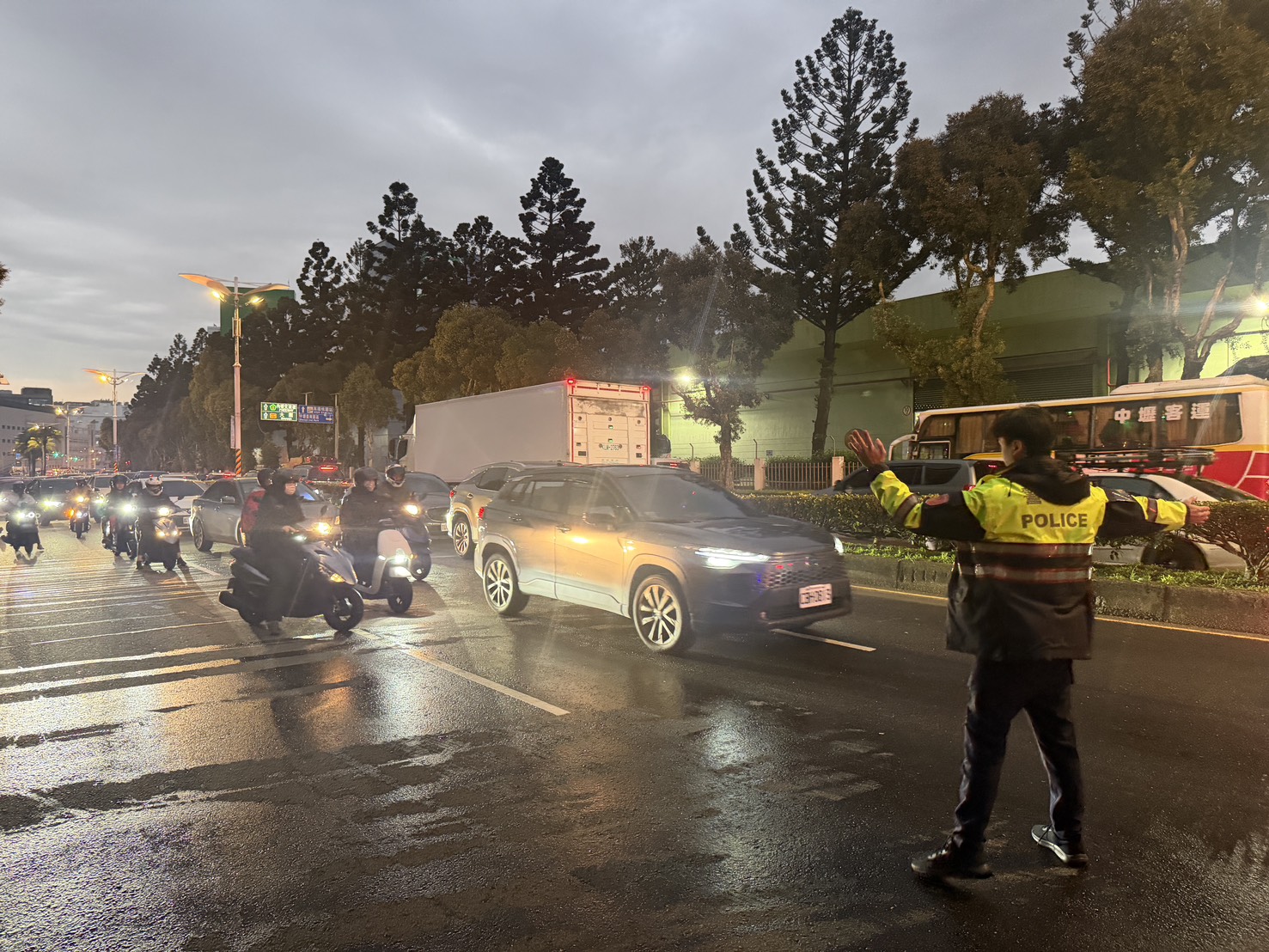 聯結車起火燃燒影響車流　中壢警即時赴現場疏導交通
