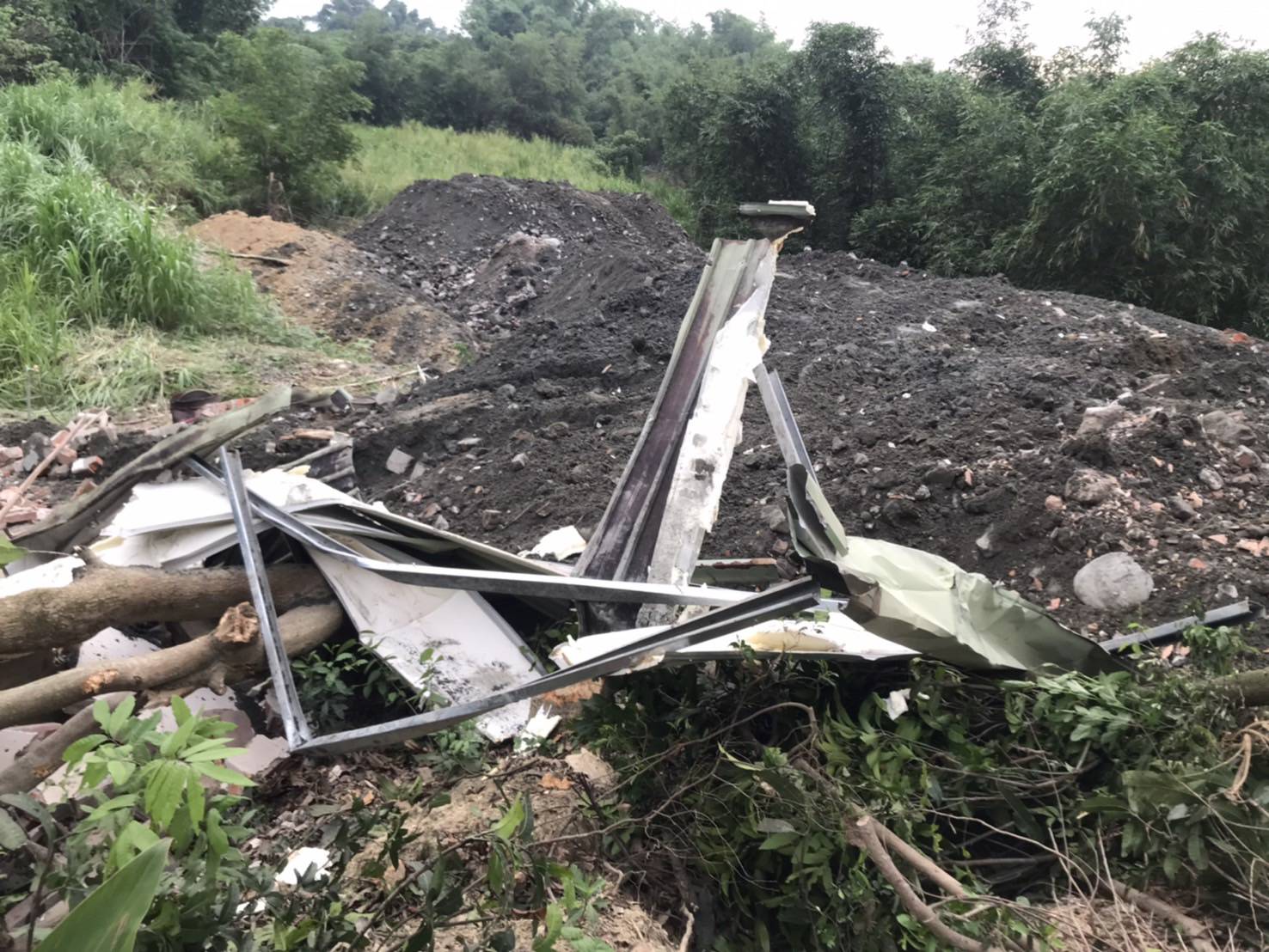 臺南地檢署偵辦大規模營建廢棄物非法處理案  102人及27家公司遭起訴