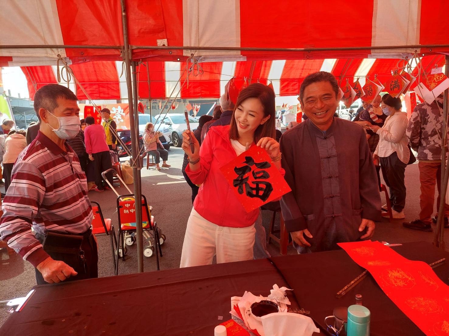 一張春聯一份祝福　李雨庭議員陪鄉親迎新年　現場溫馨熱鬧