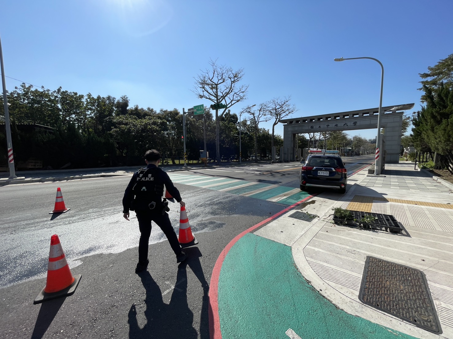 車輛載運油料沿路撒落危害交通　中壢警即時實施交通管制及疏導