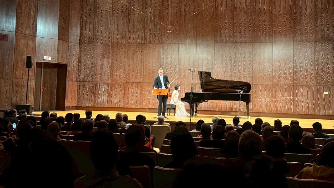 1 月 4 日台北國家兩廳院首演現場座無虛席,政商名流齊聚。黃維明教授(左)與鋼琴家辛幸純教授(右)展現絕佳默契,深情演繹浪漫樂章。