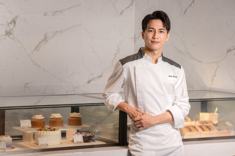 ▲「花漾莓好食光」由高雄洲際酒店西點主廚、法國藍帶出身的王健翰（Hank Wang）親自操刀，以極致減法工藝，將產地直送的冬日草莓，淬鍊為五款展現感官深度的精品食藝。（圖/高雄洲際酒店提供）