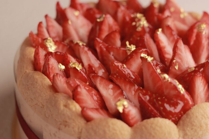 ▲「草莓開心果夏洛特蛋糕」選用色澤墨綠、香氣深沈的西西里開心果製作慕斯，堅果的質地與草莓的酸甜，構築出具備立體感的味覺層次。（圖/高雄洲際酒店提供）