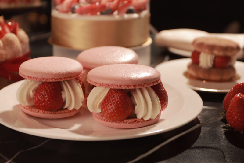 ▲「草莓馬卡龍」蛋白霜殼內夾濃郁開心果奶餡，藏著濃郁的開心果奶餡與酸甜的草莓。（圖/高雄洲際酒店提供）