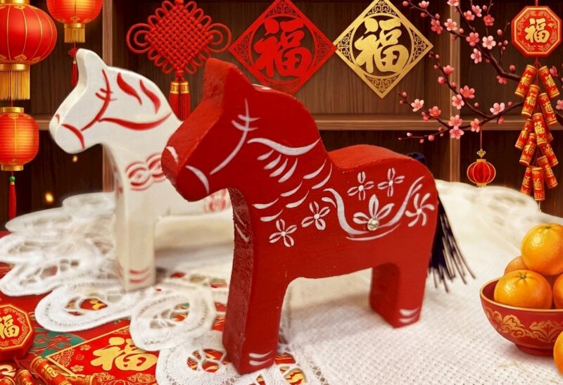 ▲春節期間，翰品酒店高雄推出多元手作活動，親手彩繪紅馬飾品，為新年添好運。（圖/高雄翰品酒店提供）