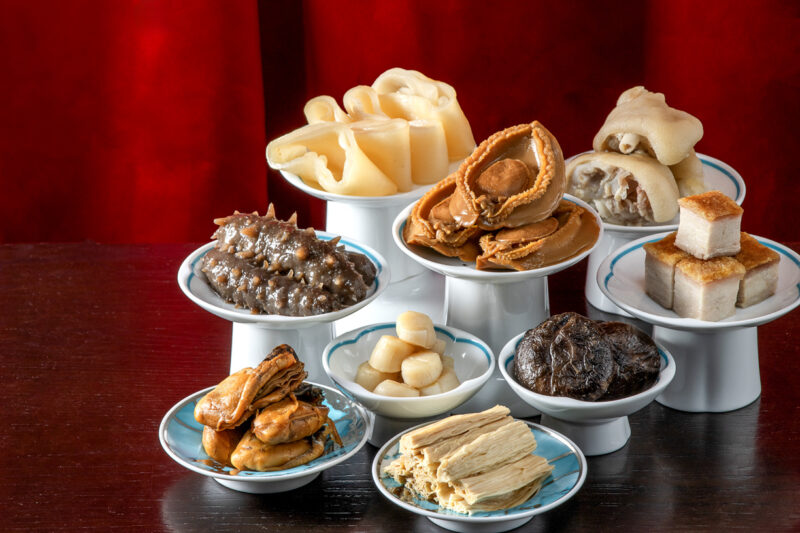 ▲湛露中餐廳春節限定『馬韻盈門盆菜』，層層堆疊鮑魚、花膠、鵝掌與干貝，象徵團圓滿溢，讓傳統年味在精緻桌菜中綻放。（圖/高雄洲際酒店提供）