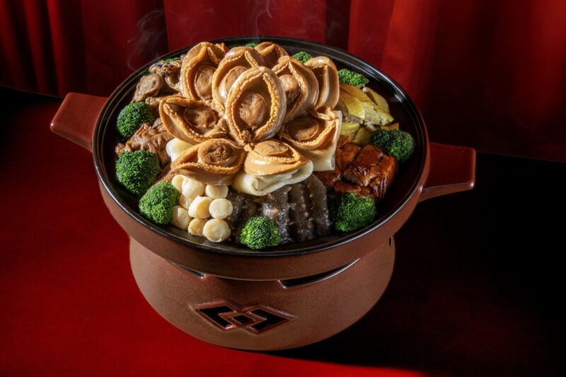 ▲湛露中餐廳特別推出限量 10 組、僅限外帶的節慶主打年菜 「馬韻盈門盆菜」，以深厚文化意涵與頂級食材，為春節圍爐餐桌增添別具象徵性的亮點。（圖/高雄洲際酒店提供）