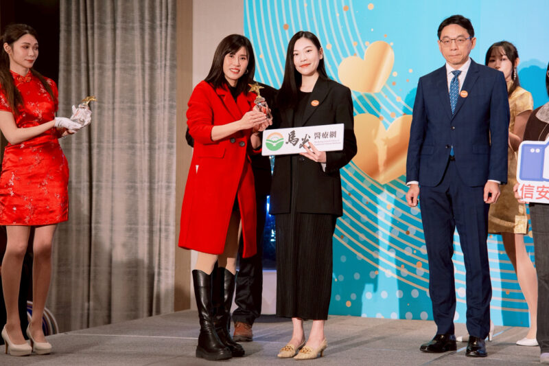 ▲ 馬光醫療網專案經理黃憶凡代表授獎。（圖/馬光中醫提供）