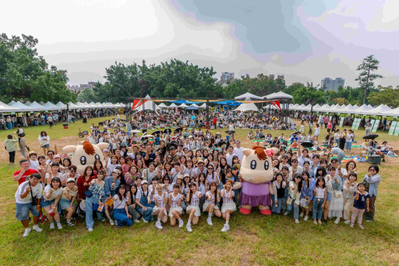 ▲馬光首屆家庭日活動，邀請近千名員工攜眷齊聚高雄衛武營廣場共享幸福時光。（圖/馬光中醫提供）