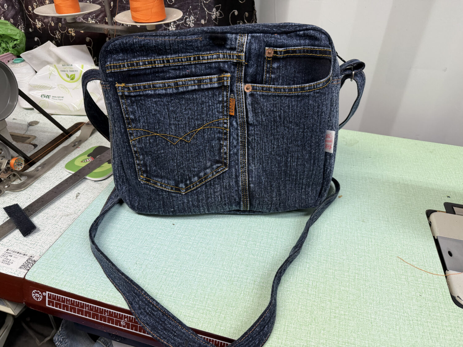 台中落實資源循環零廢棄 舊衣再生成時尚側背包 台中落實資源循環零廢棄 舊衣再生成時尚側背包