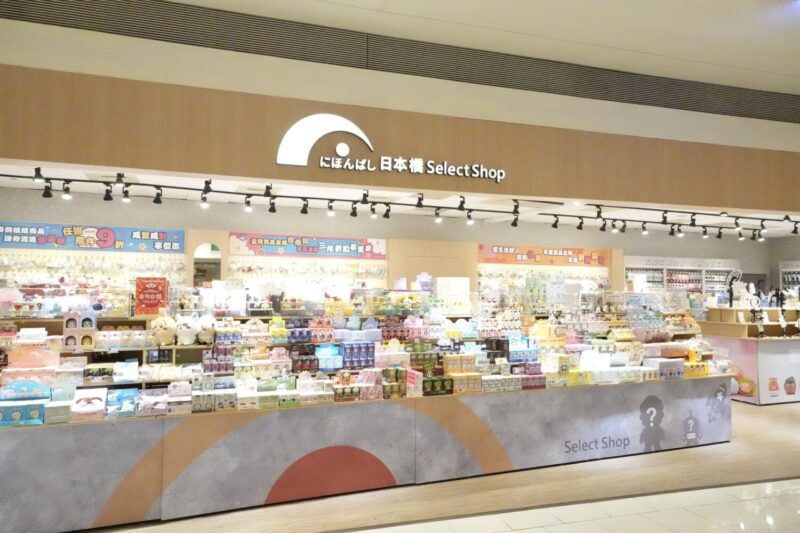 ▲「日本橋_Select_Shop」匯集時下最夯的隨機公仔與療癒掛飾，搭配高品質3C周邊配件，打造結合潮流玩物與影音科技的複合式選物空間。（圖/高雄夢時代提供）