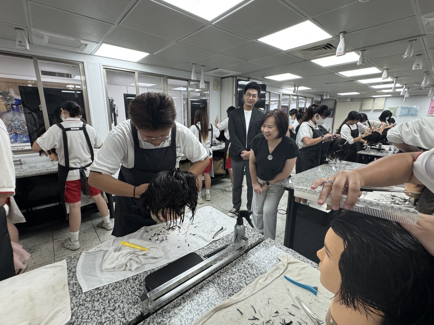 中山工商美容科學生 「男子理髮乙級」取證率高達九成 仰望教育基金會高屏唯一 「服務換學習  愛無限計畫」