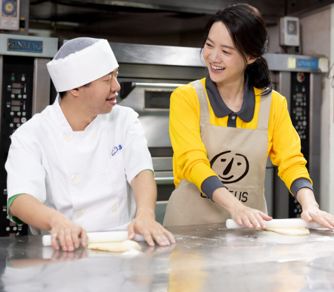 ▲公益大使曾寶儀走進喜憨兒庇護工場，與憨兒夥伴一同參與烘焙實作，以行動支持「高速傳愛助學計畫」。（圖/喜憨兒基金會提供）