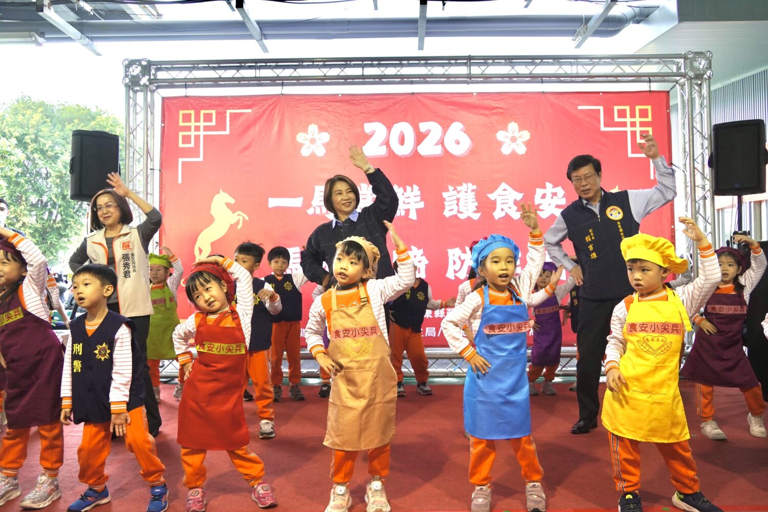 周春米縣長率隊巡視黃昏市場 提醒鄉親食品安全與宣導防詐騙