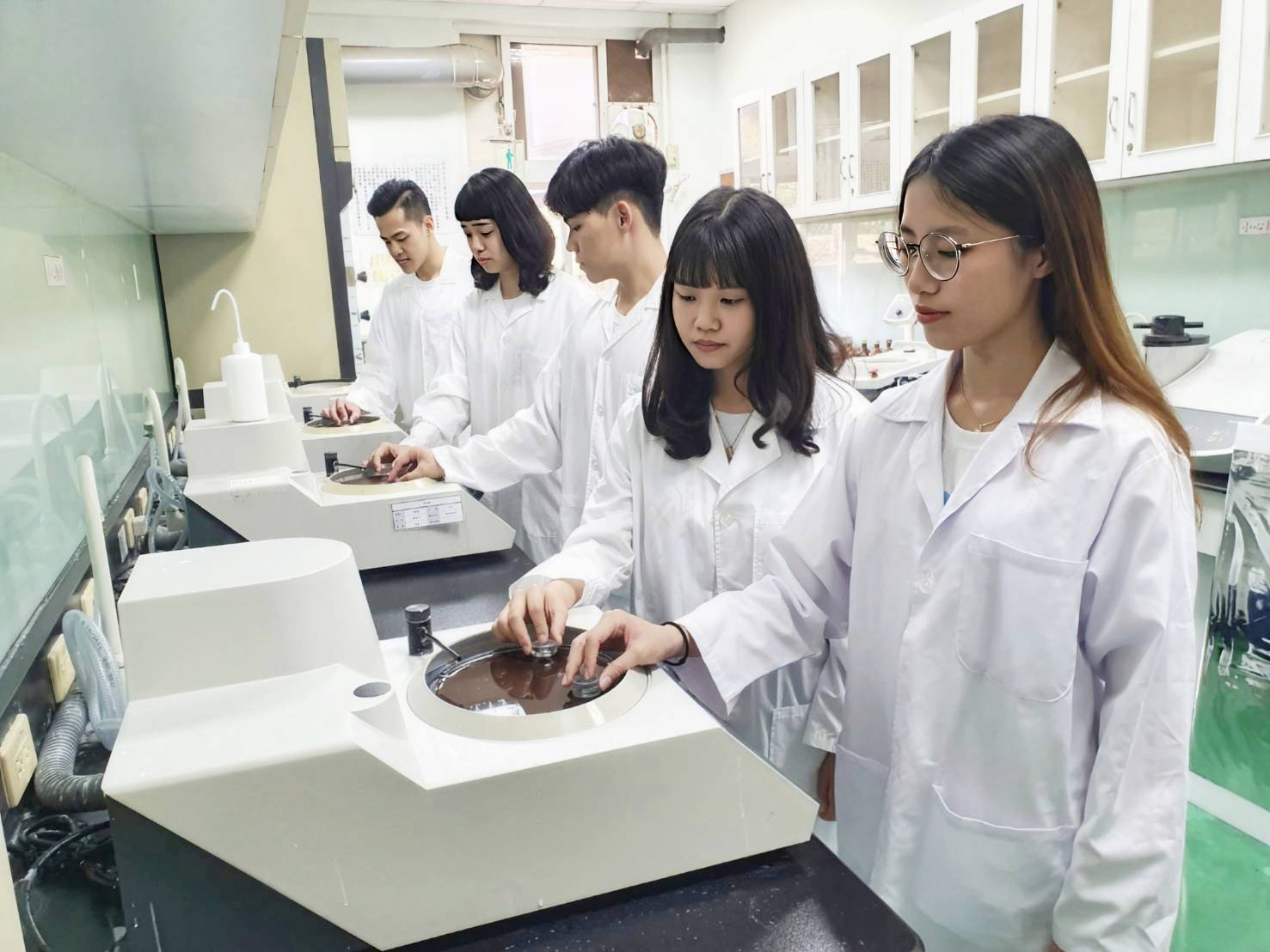 義守材科系首位「媽媽博士」黃琴雲  九年攻讀不懈前行點亮科研人生