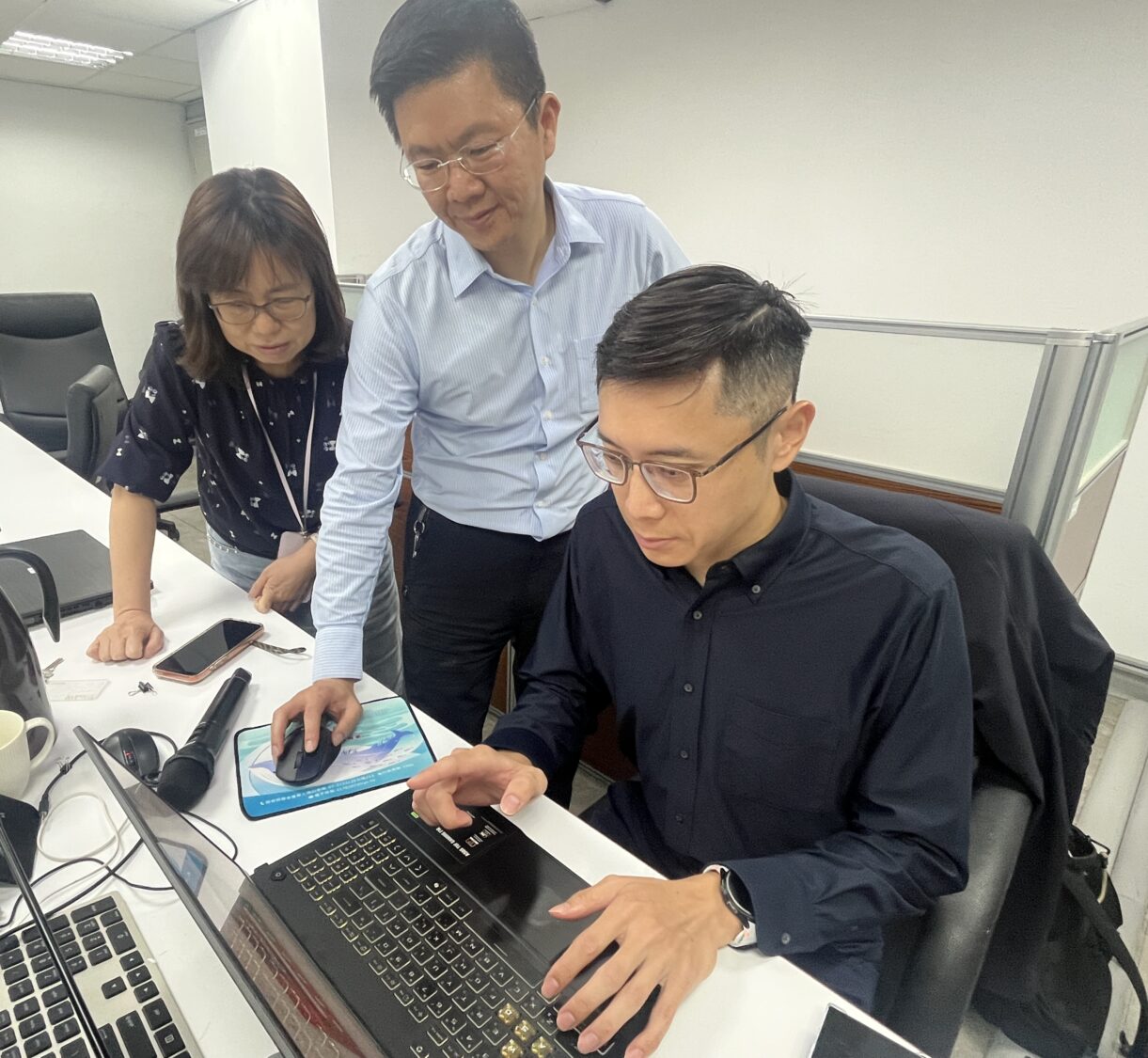 海委會政風同仁實機操演 AI 工具，以數位科技強化廉政風險辨視