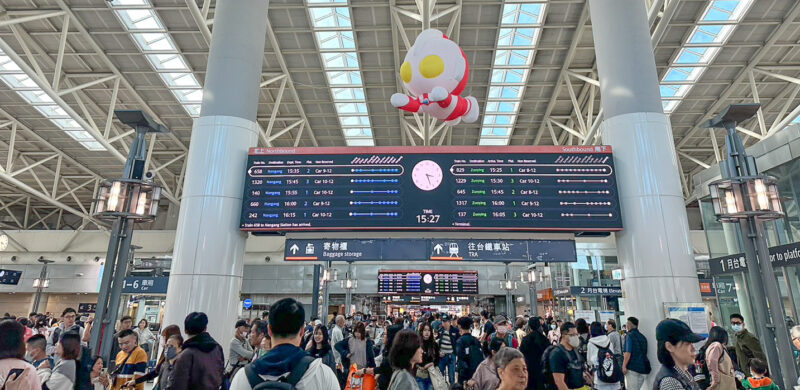 ▲超人力霸王驚喜現身高鐵左營站返鄉人潮。（圖/新光三越高雄左營店提供）