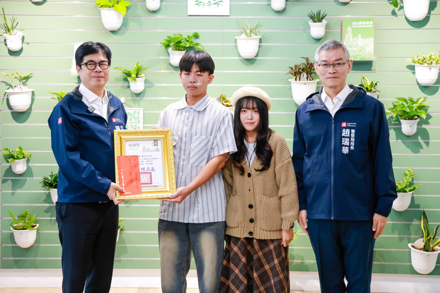 男大生阻危害擴大、國中生暖伴身障者過馬路 陳其邁市政會議公開表揚善行義舉 男大生阻危害擴大、國中生暖伴身障者過馬路 陳其邁市政會議公開表揚善行義舉