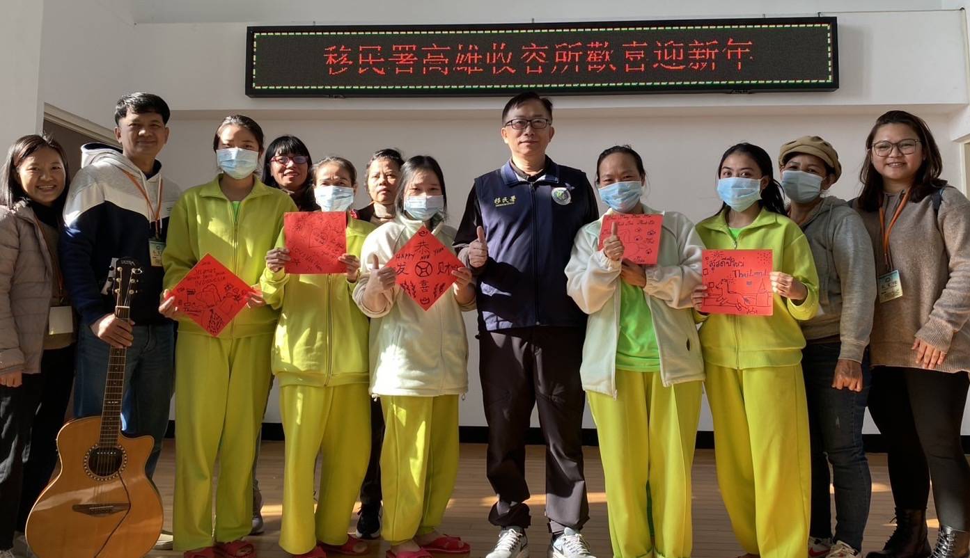 移民署高雄收容所歡喜迎新年 手繪春聯送祝福