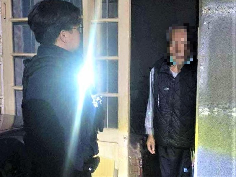 深夜在外迷途  長竹警助老翁返家