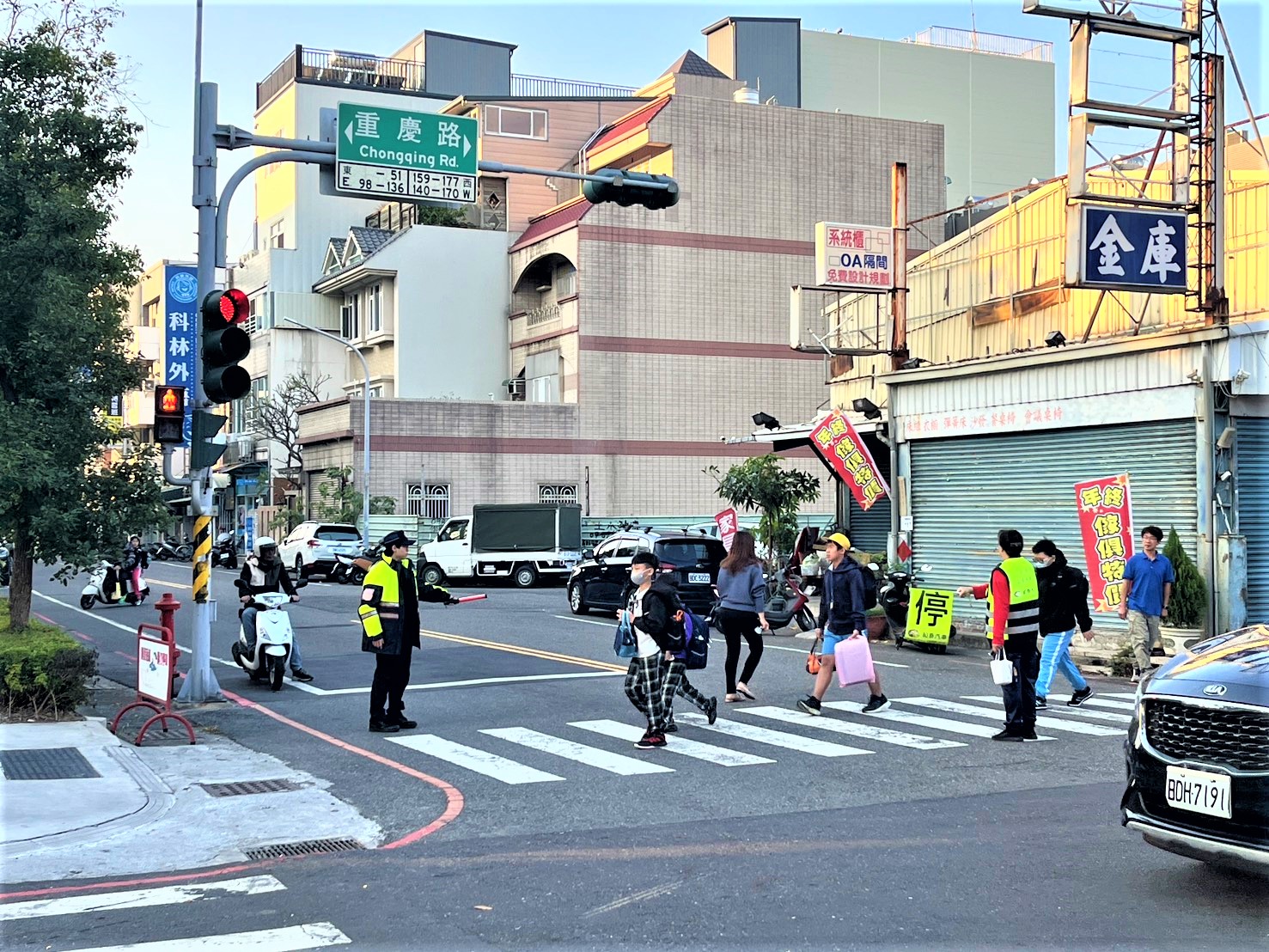 波麗士現身校門　分局長發送護身保溫杯