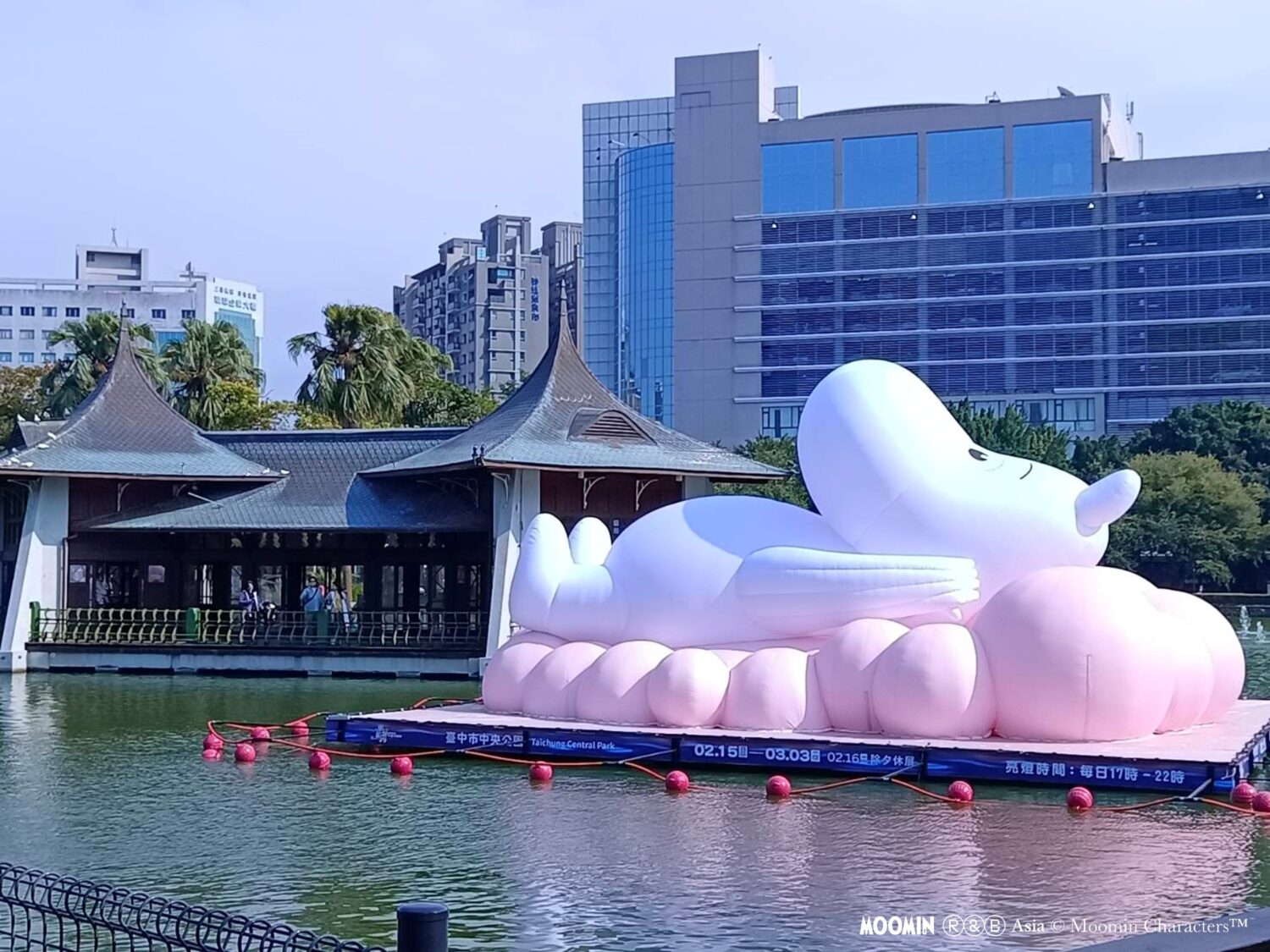 姆明仰望天空療癒舊城　台中公園成最夯打卡點