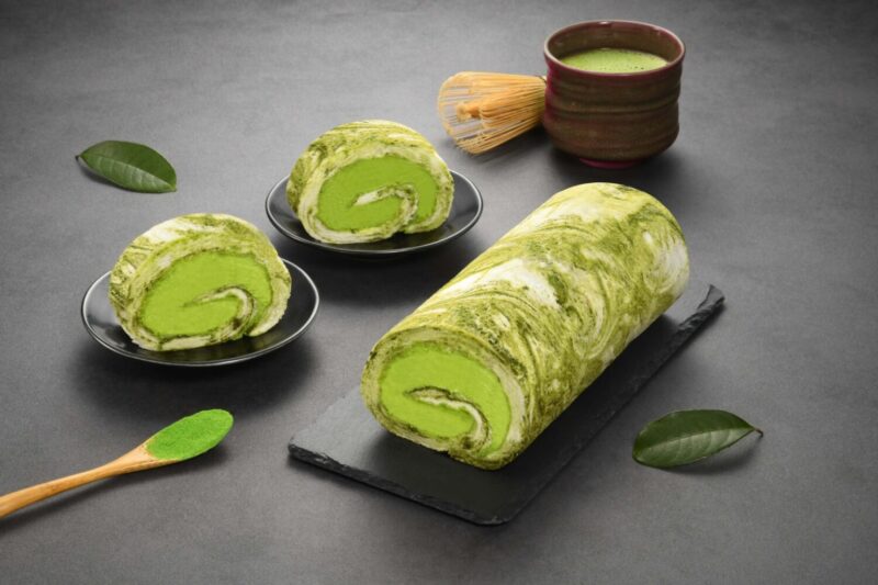 ▲手工拉花的大理石紋如山水潑墨畫，亞尼克雪天使抹茶生乳捲，售價699元.。（圖/提亞尼克供）