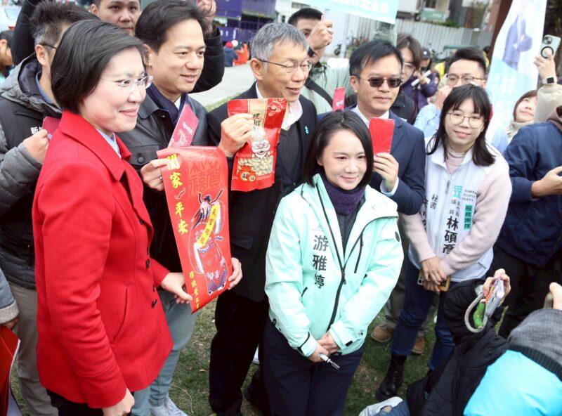 徐欣瑩掃街巧遇柯文哲  支持者高呼藍白合熊馬吉