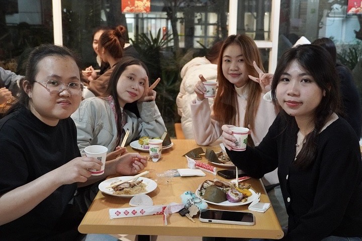 中華大學陪國際生圍爐  體驗春節習俗與吉祥話挑戰