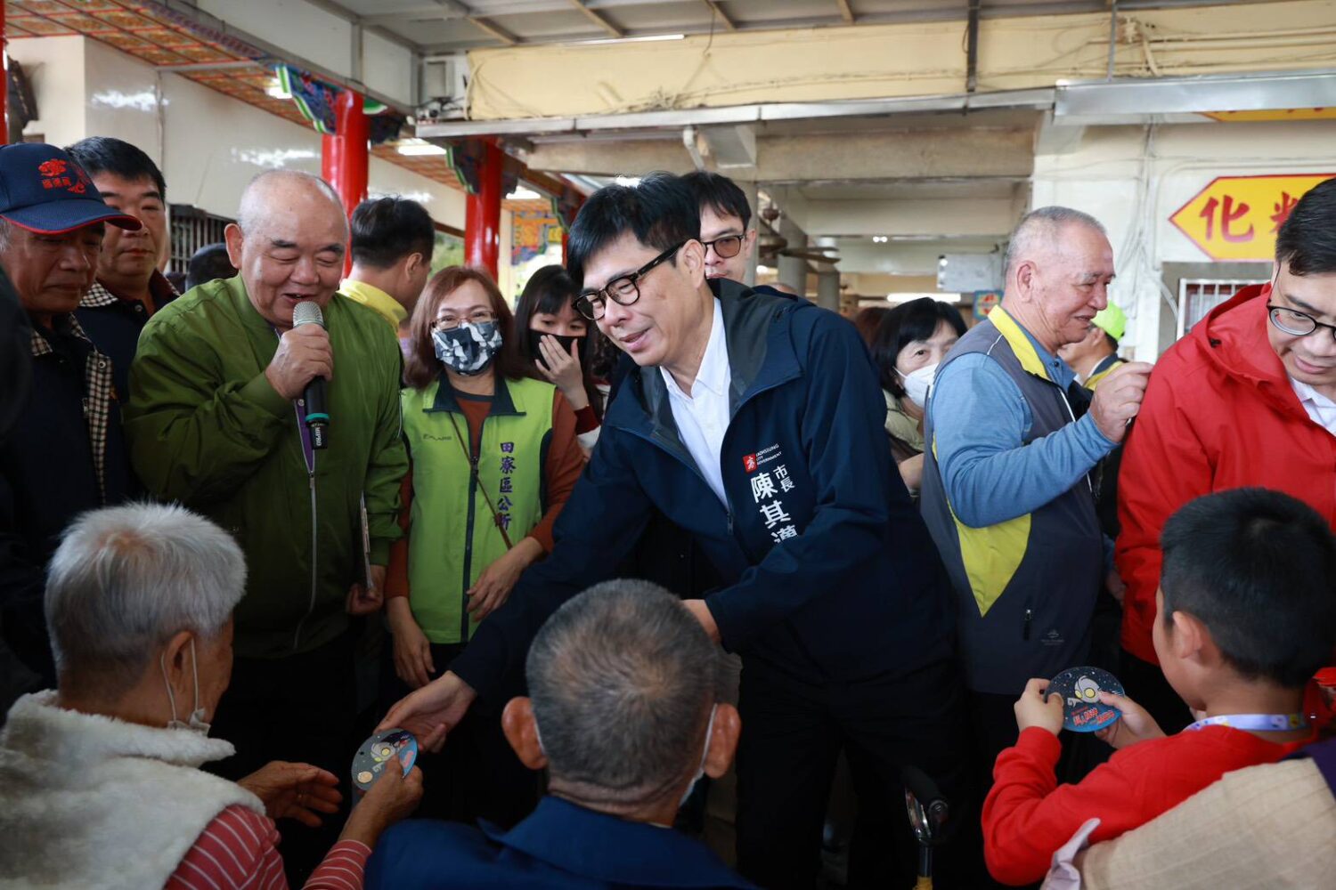 陳其邁正月初一參香7廟宇分送開運紅包 喜迎馬年ˉ