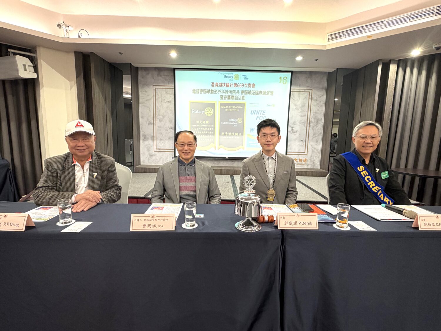 扶輪社邀請「白疤之父」曹賜斌醫師 演講「美容醫療創新科技」贏得滿堂彩