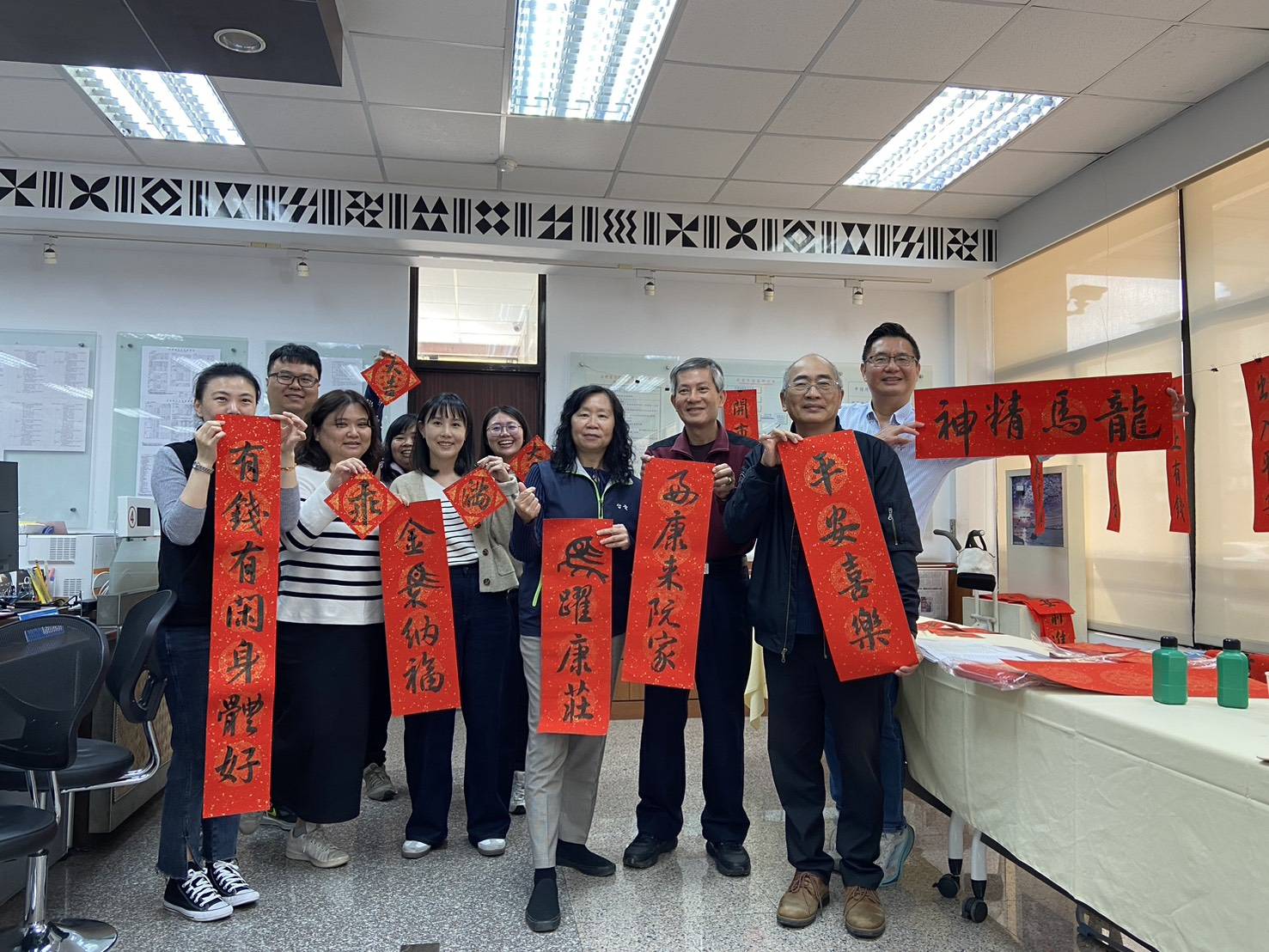 書法家揮毫迎新春 台電台東區處送春聯兼宣導用電安全 書法家揮毫迎新春 台電台東區處送春聯兼宣導用電安全