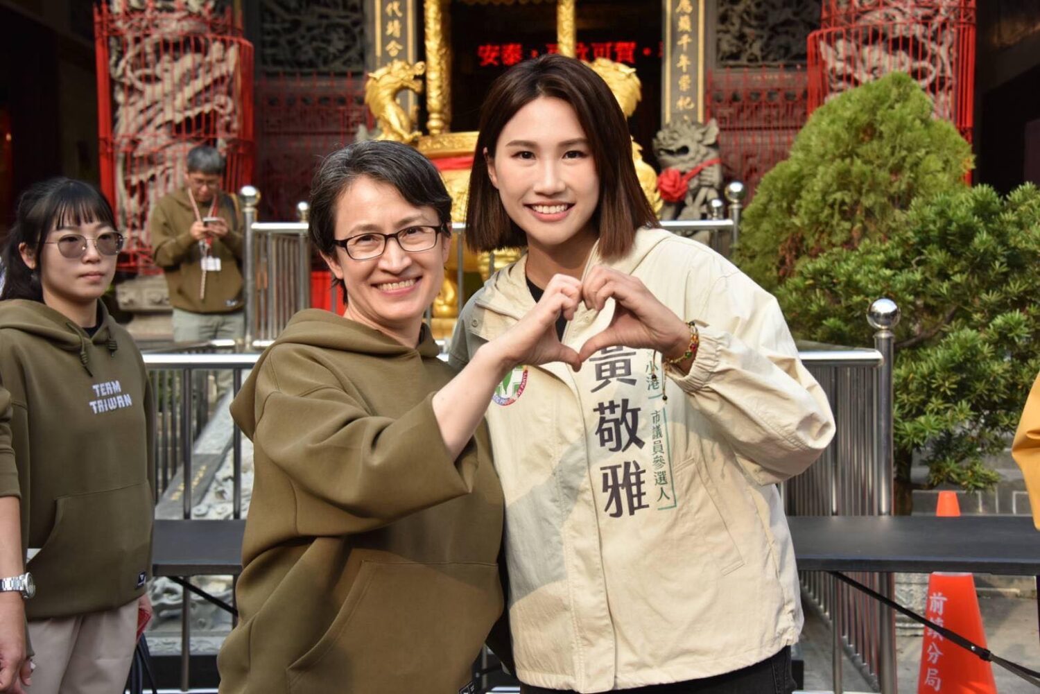 賴瑞隆陪同、陳柏惟麥克風手、邱俊憲掌舵，黃敬雅四人聯合車掃直擊前鎮小港