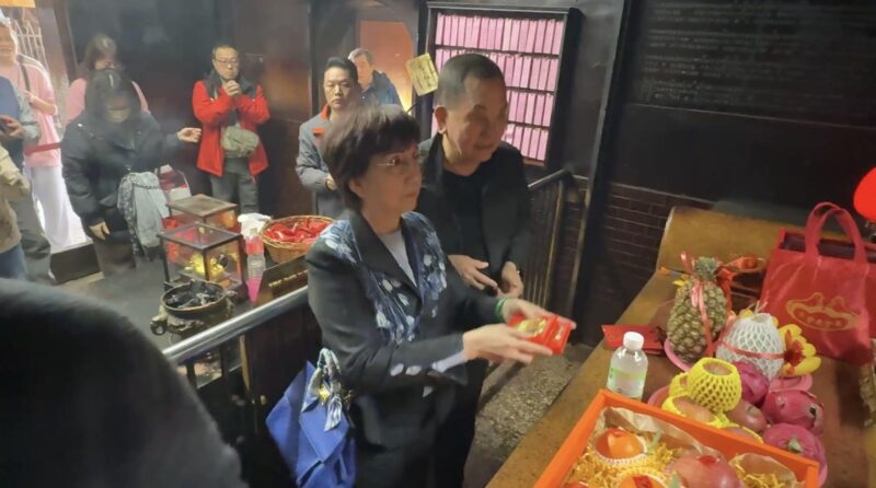 鴻海尾牙赴紫南宮 金牌答謝土地公庇佑