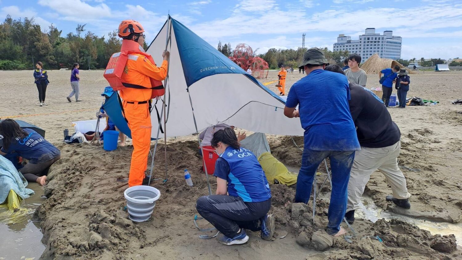 屏東縣11隻擱淺小虎鯨 海保署MARN團隊積極搶救