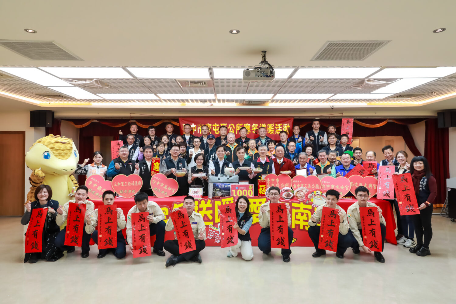 寒冬送暖不打烊　南屯公所攜手宮廟里鄰　年菜物資直送弱勢家戶過好年