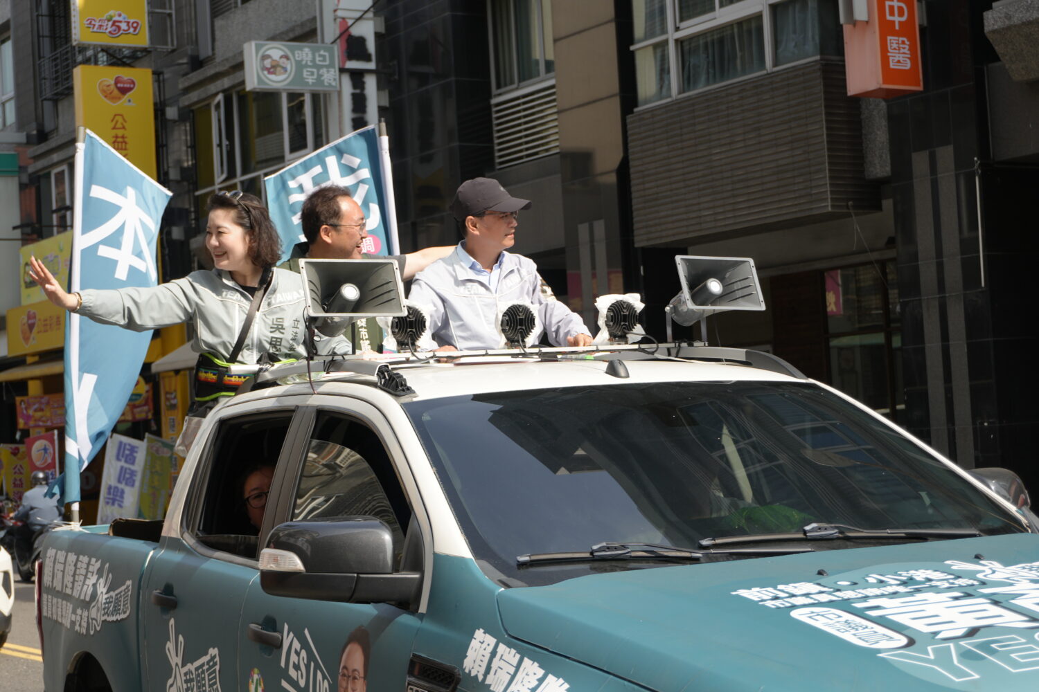 前鎮小港激戰！金牌立委吳思瑤、李昆澤南下力挺黃彥