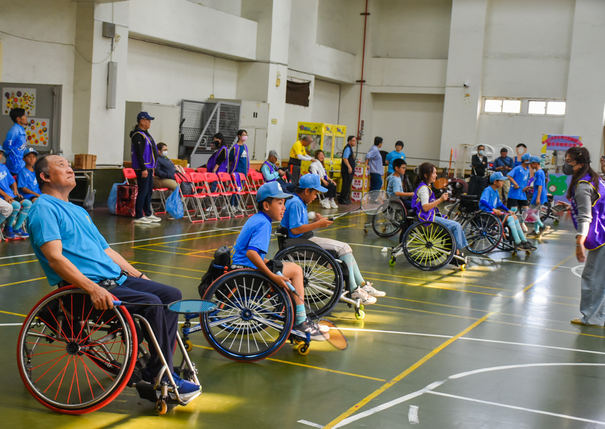 ▲鼓岩國小棒球隊小球員坐上特製輪椅，體驗傷殘人士永不放棄的精神。（圖/高雄市傳愛協會提供）