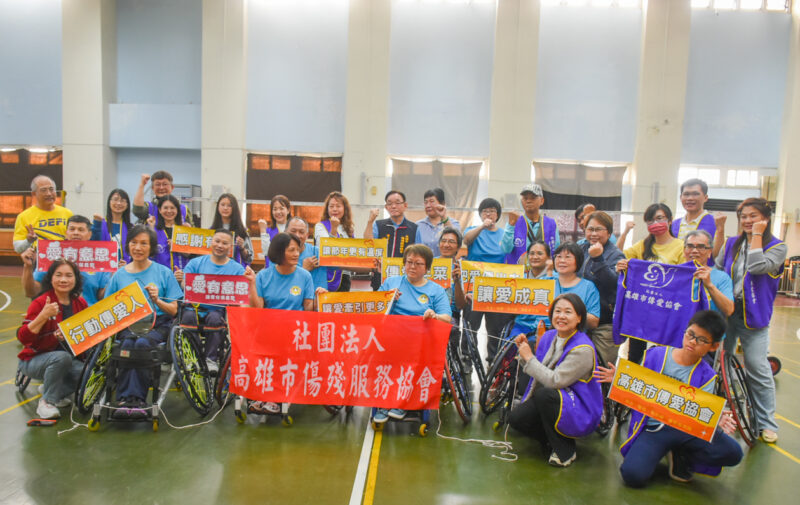 ▲鼓岩國小棒球隊小球員坐上特製輪椅，體驗傷殘人士永不放棄的精神。（圖/高雄市傳愛協會提供）