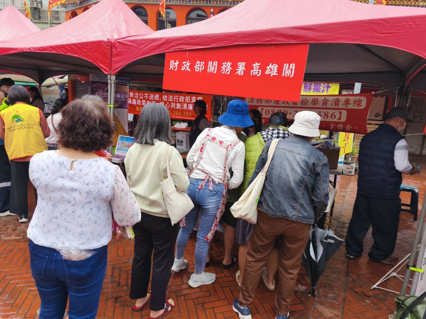 高雄關揮毫迎新春，躍「馬」守廉門