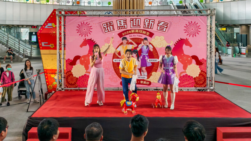 ▲高雄車站與環球百貨共同主辦的「名人快閃見面會」邀請到高人氣兒童主持人柳丁哥哥、葡萄姐姐。（圖/記者張忠義攝）