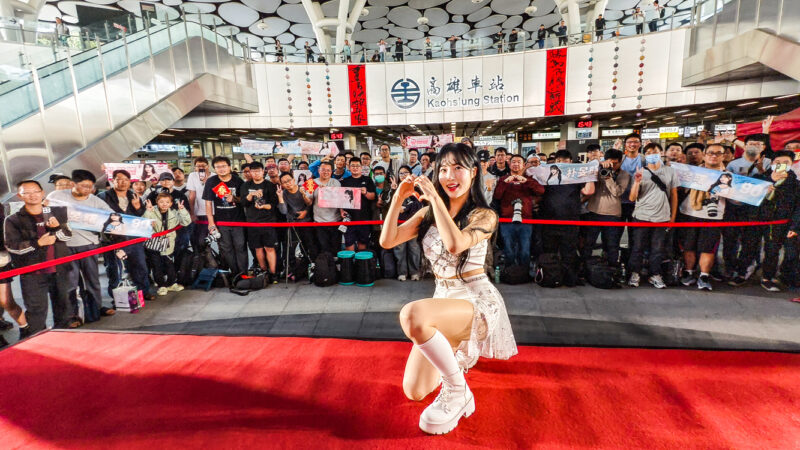 ▲韓國人氣啦啦隊女神Mingo甜美笑容與專業舞蹈實力，吸引不少人專程前來，只為一睹女神風采。（圖/記者張忠義攝）