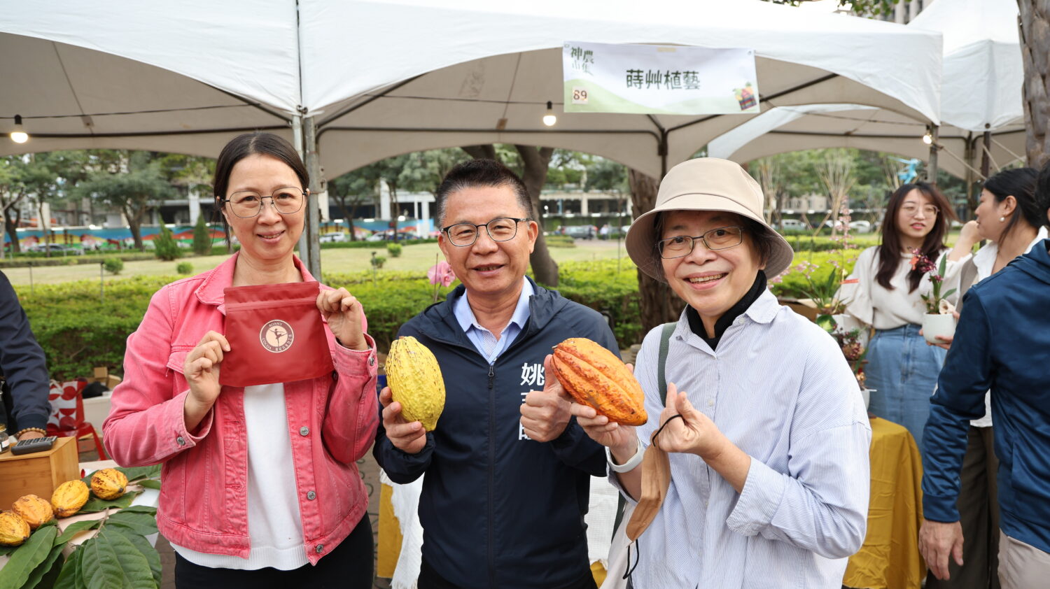 神農市集馬年木馬裝置與花藝結合 陪你逛市集、品味在地農產
