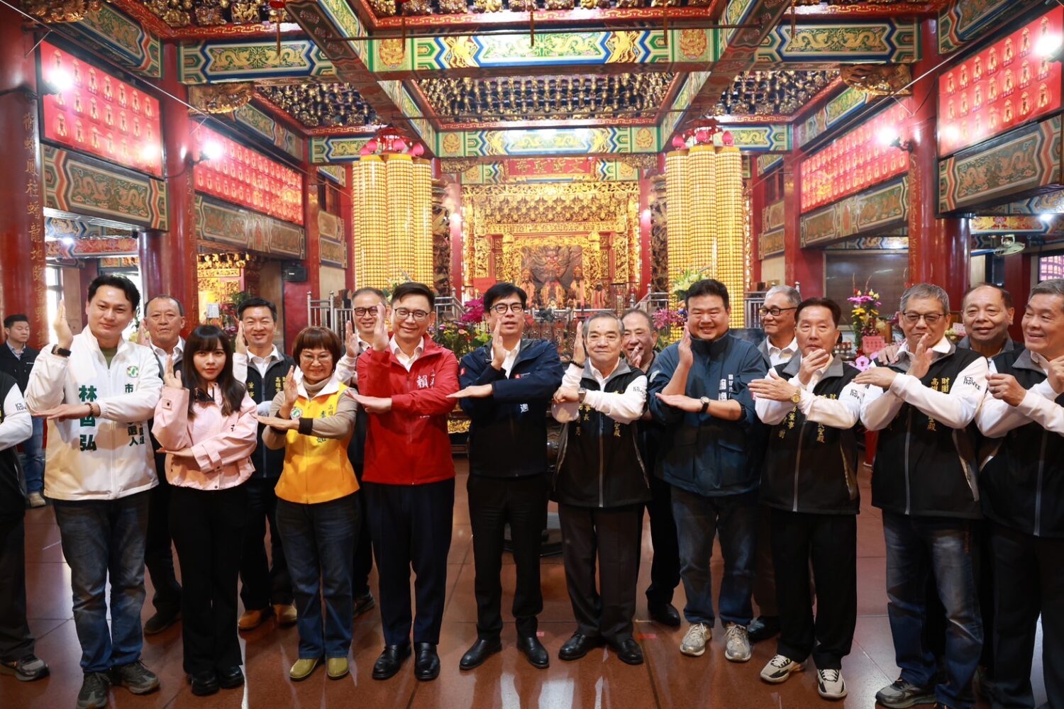 陳其邁傳遞新年祝福 民眾熱情帶超人力霸王公仔合照