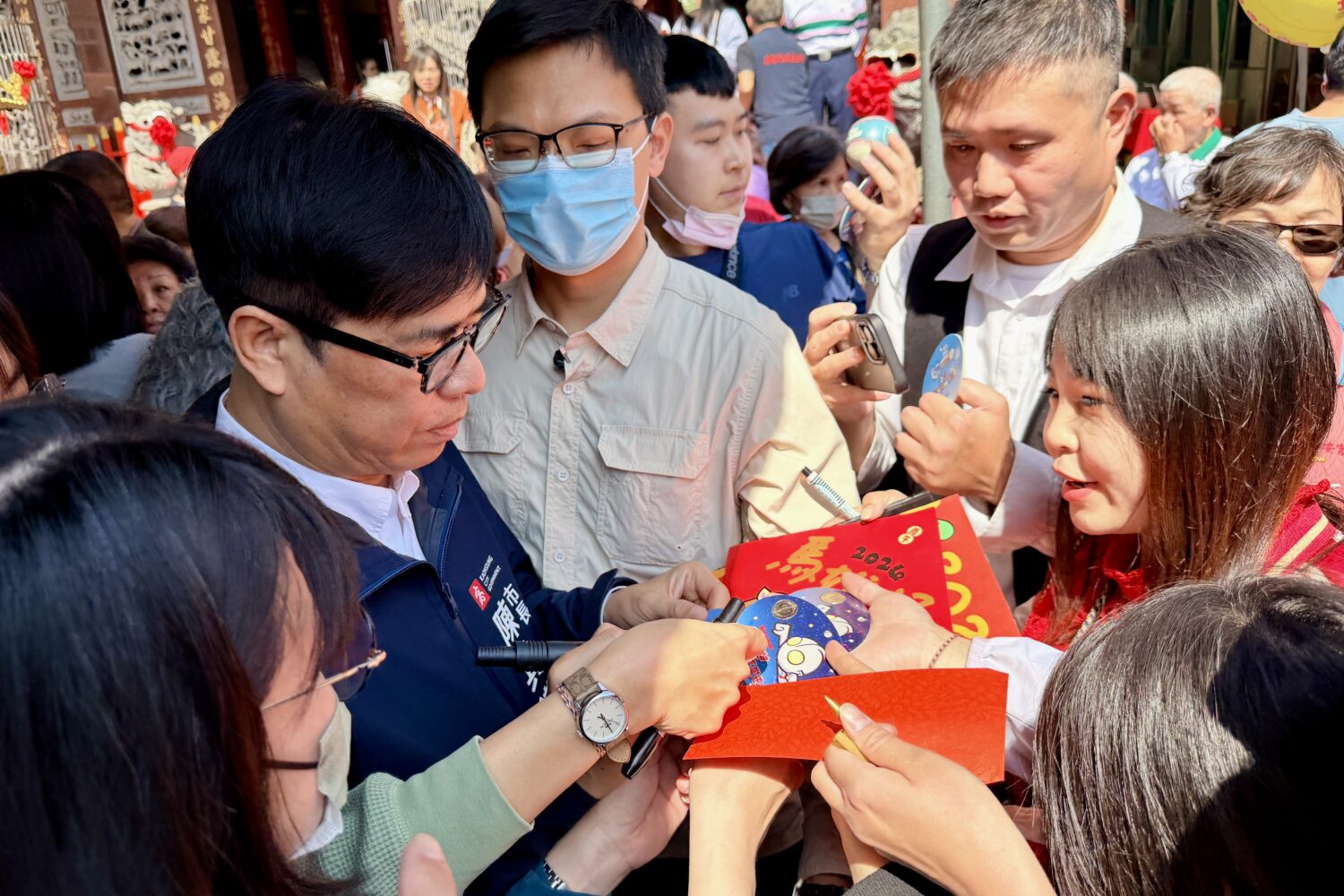 春節連假首日參香拜廟　陳其邁祈願國家繁榮進步、祝馬上成功