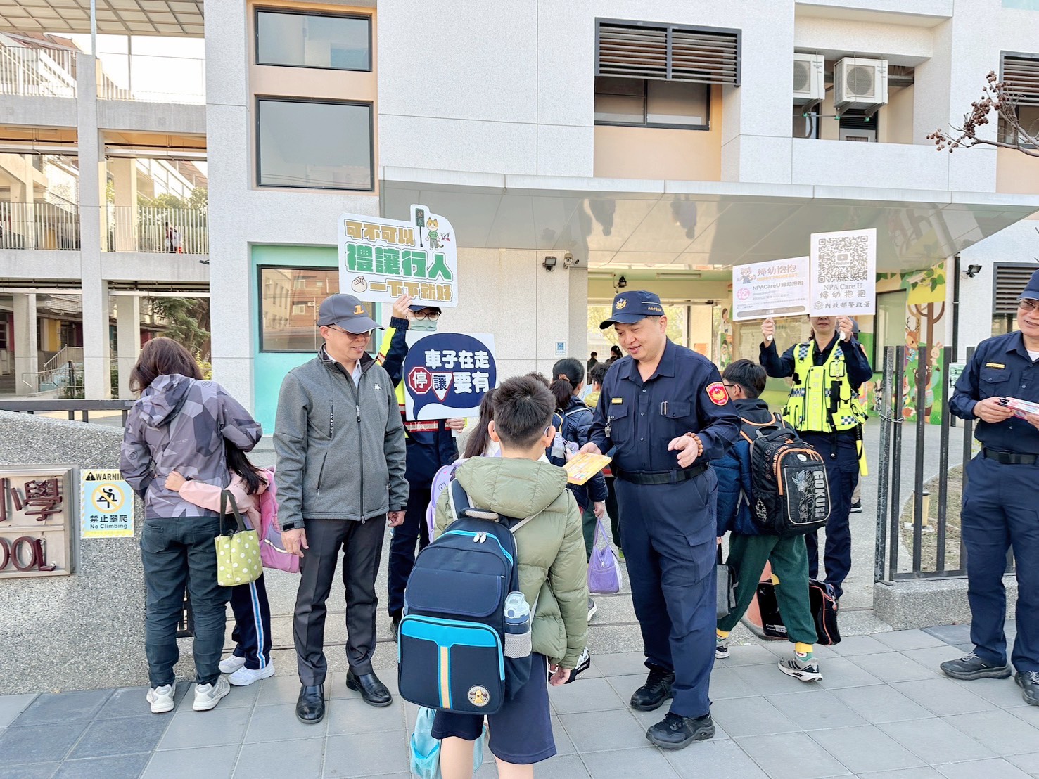 開學首日 佳里警分局聯手志工打造安全校園環境 開學首日 佳里警分局聯手志工打造安全校園環境
