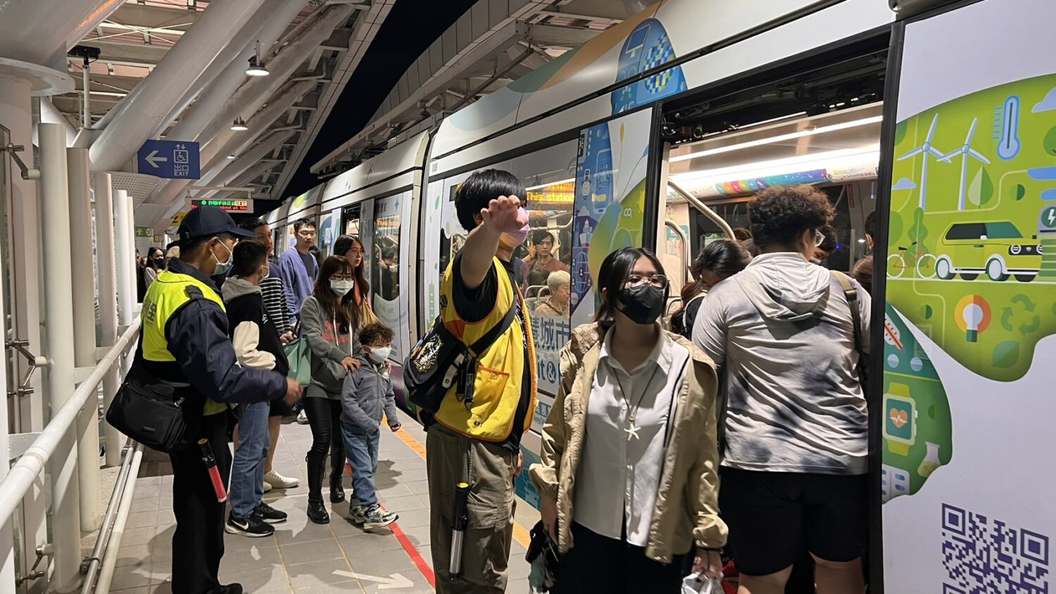 冬日遊樂園大吸客 高雄輕軌單日運量高峰近10萬 再創歷史新高！春節連假運量突破65萬人次