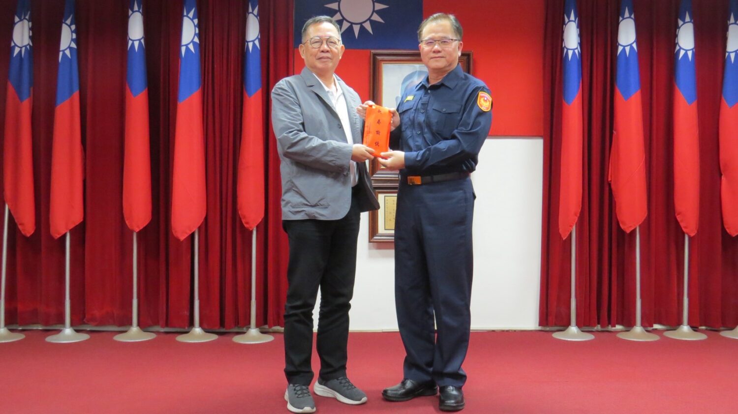 高雄港警友會謝龍隱主委贈送春節慰勉金 慰勞員警終年辛勞