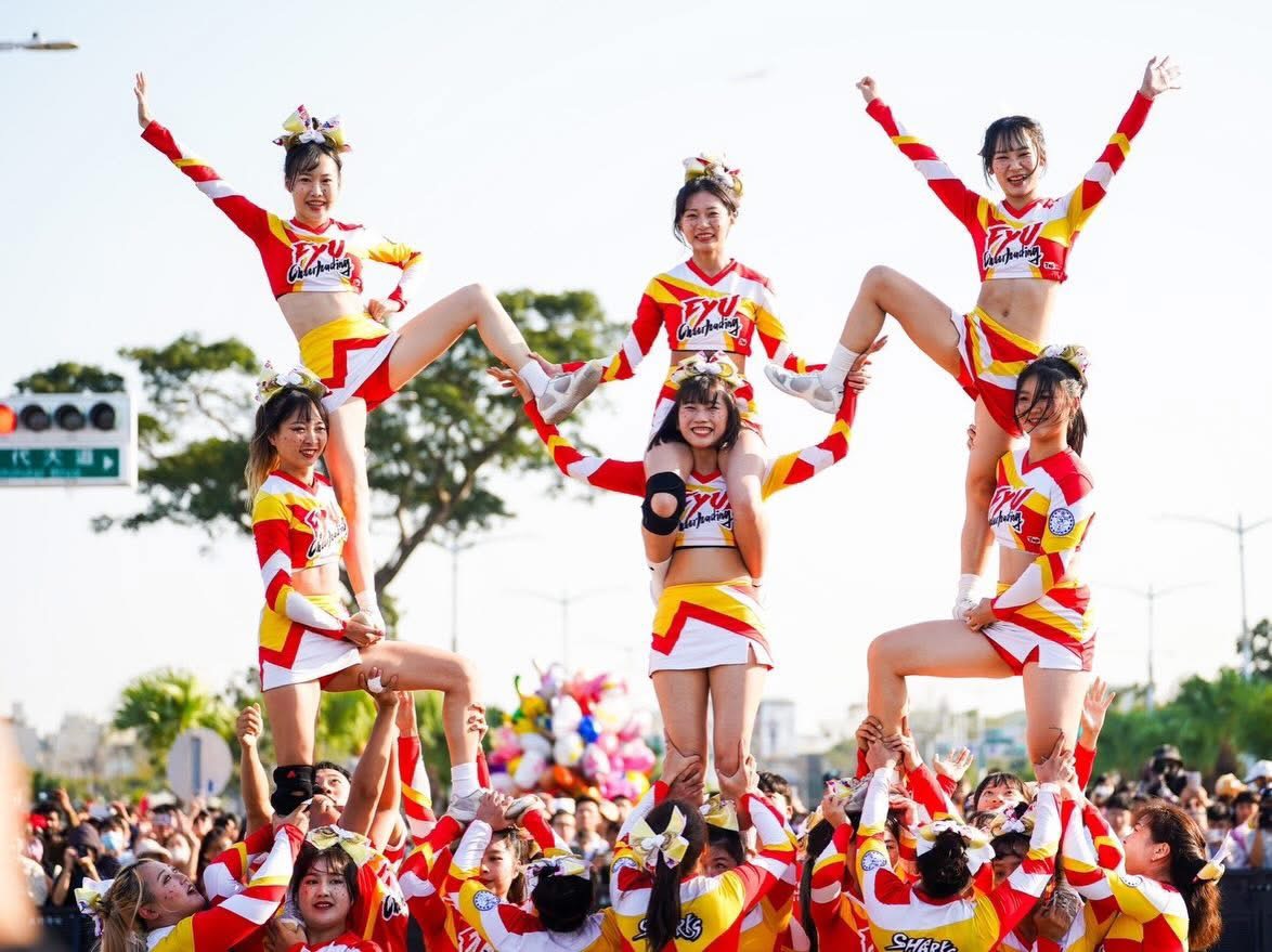 高雄冬日遊樂情人節放閃 「閃光召集令」RGB色彩扮裝拿好禮