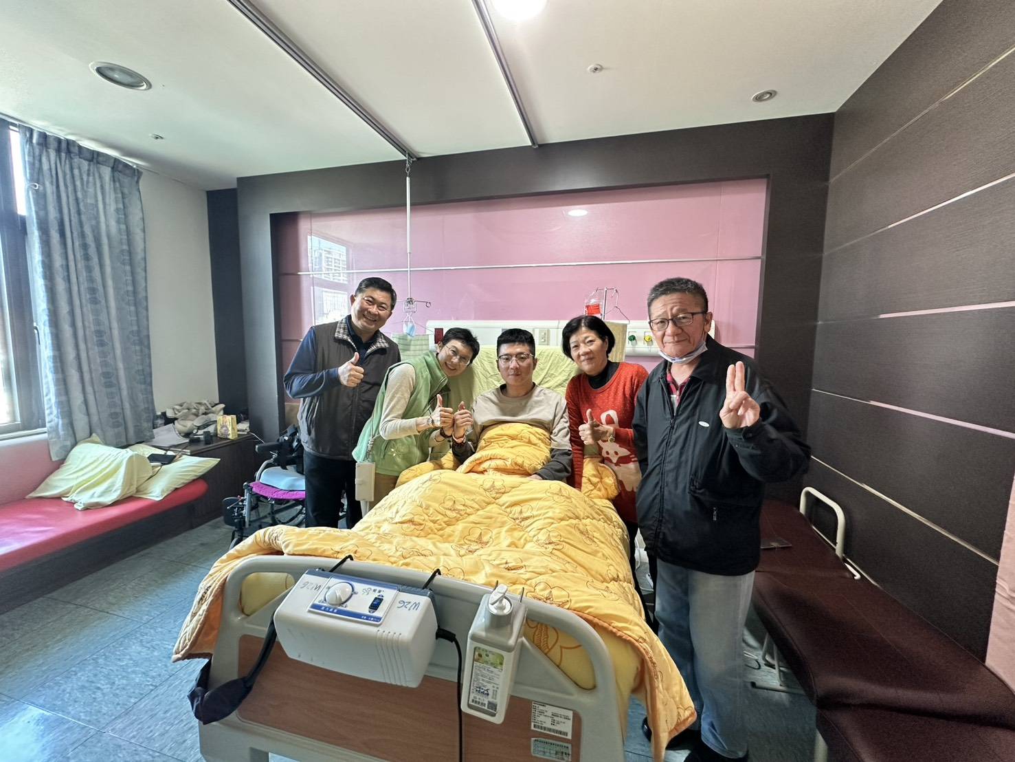 林岱樺探視重傷國軍弟兄，親自為守護國家的人